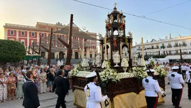 Custodia del Corpus de San Fernando escoltada por un piquete de la Marina.