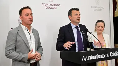 El alcalde, Bruno García, en rueda de prensa junto a sus dos primeros tenientes de alcalde, José Manuel Cossi y Maite González. Foto: Eulogio García.