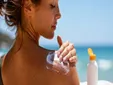 Ni la playa ni la piscina: el error con el protector solar que más preocupa a los dermatólogos y la OCU