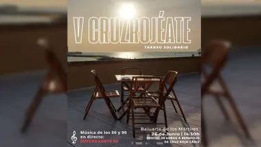 Sillas en una terraza mirando al mar en una puesta de sol en Cádiz.