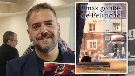 Foto de David P. Yuste y su nuevo libro a la derecha.
