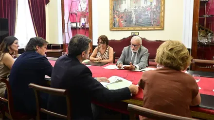 El Defensor del Pueblo Andaluz durante su reunión con el alcalde y parte de su equipo de Gobierno. Foto: Eulogio García.