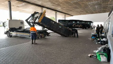 Momento en el que los operarios desalojan la estación de autobuses de Sanlúcar.