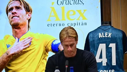 Álex Fernández apenas ha podido contener la emoción en su despedida. Foto: Eulogio García.