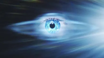 Ojo azul cruzando una especie de velo como imagen de la película "El Día de la Revelación".