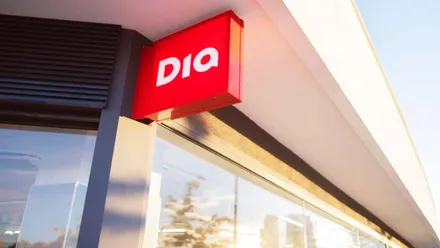 Rótulo luminoso de un Supermercado Día.