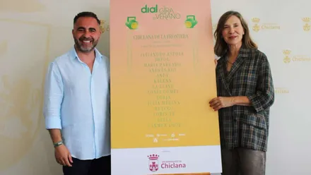 Fede Díaz y Lourdes Acosta junto a un cartel en tono melocotón pastel y letras verdes anunciando los artistas de la Gira de Cadena Dial.