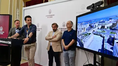 Representantes institucionales y académicos posan durante la presentación del proyecto de digitalización de las murallas históricas de Cádiz. El acto se celebra en una sala con pantalla informativa al fondo, donde se explican los trabajos realizados con drones y tecnología 3D para crear un gemelo digital del Frente de Tierra y sus baluartes de cara a su futura restauración.