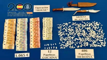 Armas, dinero y droga intervenidas por la Policía Nacional.
