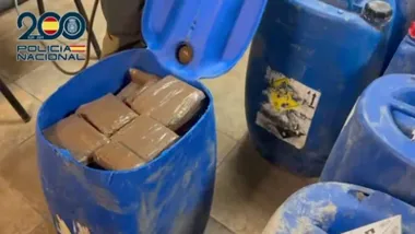 Bidones azules cargados con droga.