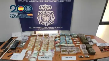 Mesa de la Policía Nacional con droga y dinero incautado en la intervención.