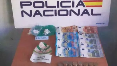 Mesa de la Policía Nacional con dinero y drogas.