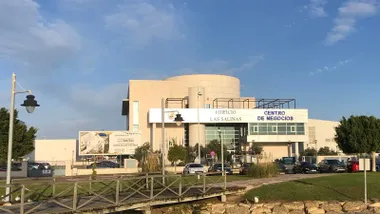 ista exterior del Edificio Las Salinas, un complejo empresarial situado en El Puerto de Santa María. En primer plano se aprecia la fachada principal del inmueble y la zona de acceso al parque comercial, donde la Zona Franca ha culminado la comercialización de todos sus espacios con la venta de los últimos locales disponibles.