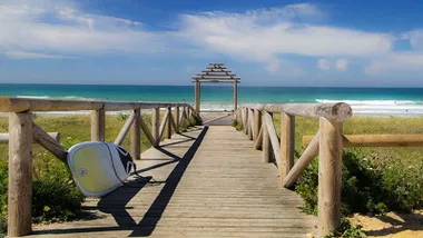 Entrada a la playa de El Palmar, en Vejer, al fondo el mar.