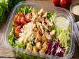 La OCU cuestiona las ensaladas preparadas del supermercado: siete de cada 16 suspenden su evaluación nutricional