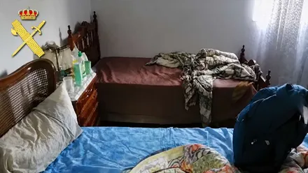 Camas en una habitación, hay desorden.
