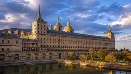 Fachada imponente de San Lorenzo del Escorial, el monasterio.