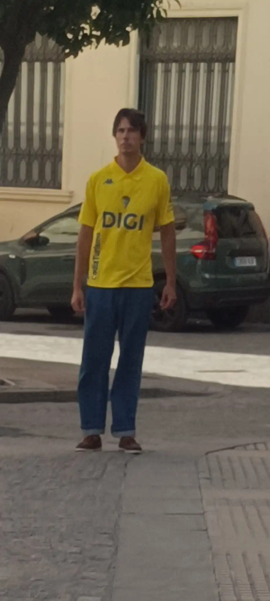 La equipación que aparece en las imágenes mantiene el tradicional amarillo del Cádiz CF y apuesta por un cuello tipo polo. Foto: Redes Sociales.