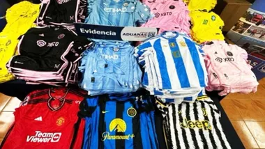Camisetas de equipos de fútbol falsificadas de distintos equipor como el Manchester UTD, Inter de Milán, Inter de Miami o la selección de Argentina.
