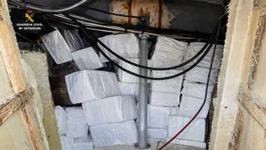 Diferentes bultos envueltos en plástico blanco conteniendo droga.
