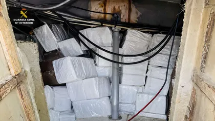 Diferentes bultos envueltos en plástico blanco conteniendo droga.