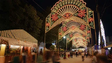 Arcos de luces en la Feria de Puerto Real, imagen nocturna con los arcos iluminados.