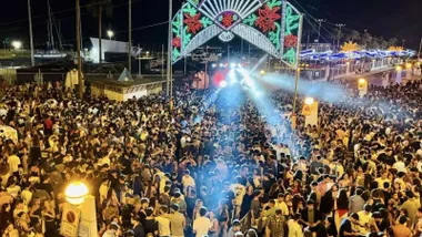 Muchas personas en un festival o feria en Rota.