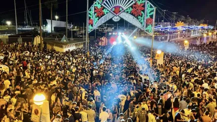 Muchas personas en un festival o feria en Rota.