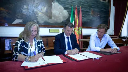 Momento de la firma dle convenio entre la presidenta de Cruz Roja Cádiz, Carmen de Lara, y el alcalde de la ciudad, Bruno García.