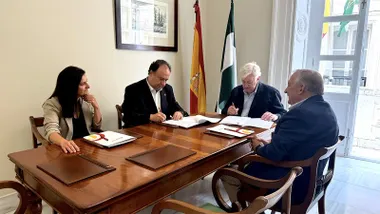 Ángel Juan Pascual, presidente de la Cámara de Comercio de Cádiz, y Casimiro Mantell Serrano, rector de la Universidad de Cádiz, durante la firma del convenio para la creación del Observatorio de Sostenibilidad y Competitividad de las PYMES.