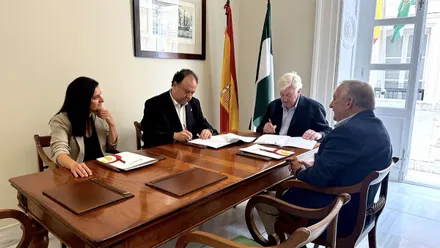 Ángel Juan Pascual, presidente de la Cámara de Comercio de Cádiz, y Casimiro Mantell Serrano, rector de la Universidad de Cádiz, durante la firma del convenio para la creación del Observatorio de Sostenibilidad y Competitividad de las PYMES.