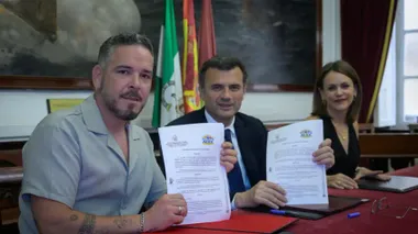 El alcalde de Cádiz, Bruno García, el presidente de la Asociación de Comerciantes de Extramuros (Acex), muestran el convenio.