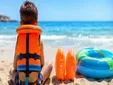 Ni manguitos ni flotadores: esto es lo que recomiendan los expertos, y la OCU, para los niños en la playa