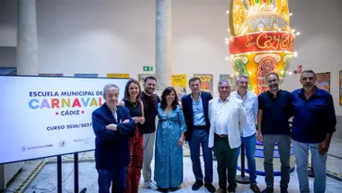 Foto de familia de la presentación de la nueva edición de la escuela municipal de Carnaval