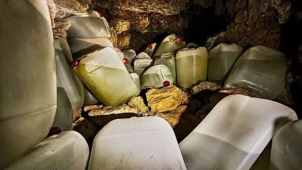 Muchos bidones de gasolina escondidos, amontonados desordenadamente, en una cueva de Gibraltar.