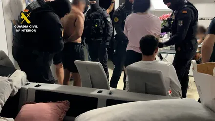 Agentes de la Guardia Civil practican dos de las detenciones durante el operativo desarrollado en la provincia de Sevilla en el marco de la operación Asher.