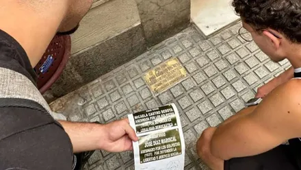 Dos jóvenes siguiendo las pistas de la gymkana democrática.
