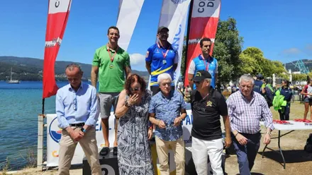Participantes y podio de la competición de kayak.