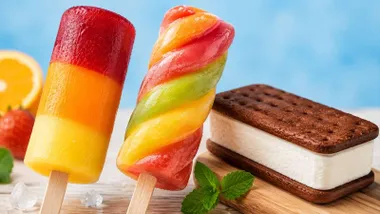 Helados de diferente tipo y en colores vivos en el caso de un polo de hielo.