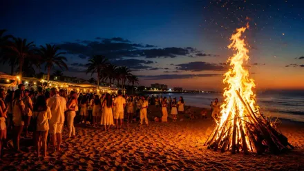 Gran hoguera en una playa por la noche de San Juan.
