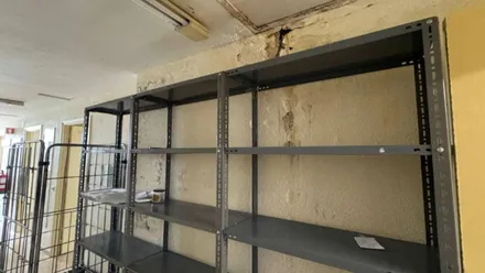 Estantería con humedades.
