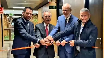Representantes de Zona Franca de Cádiz y Grupo Oesía-Tecnobit durante la firma que formaliza la ampliación de las instalaciones de la multinacional en el edificio Atlas.