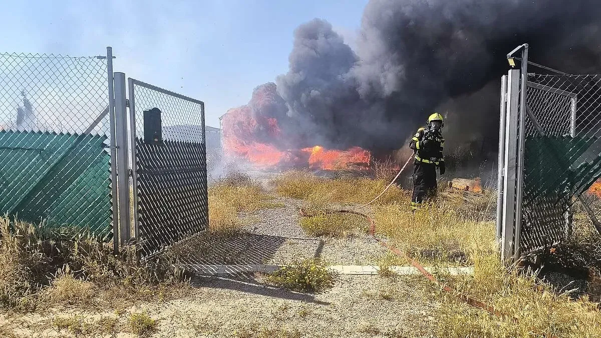 Bombero extinguiendo un incendio en Chiclana.