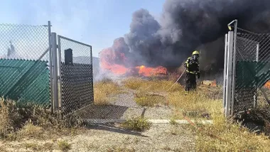 Bombero extinguiendo un incendio en Chiclana.