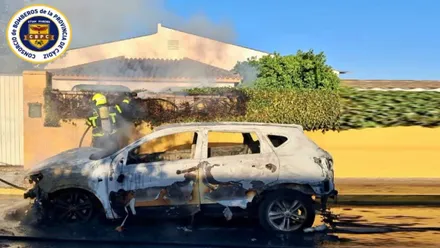 Coche quemado totalmente en Chiclana.