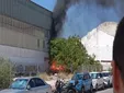 Espectacular incendio junto a una nave del barrio de Loreto de Cádiz
