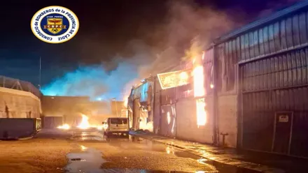 Fuego en las naves incendiadas en Algeciras. Destacan las llamas en la noche.