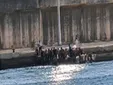 Llegan 35 migrantes en una narcolancha al puerto de Barbate: hay cuatro menores