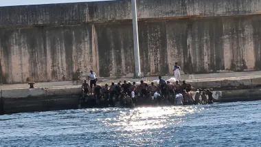Puerto de Barbate y los migrantes llegados en la narcolancha.