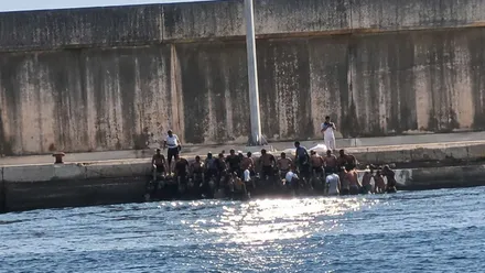 Puerto de Barbate y los migrantes llegados en la narcolancha.